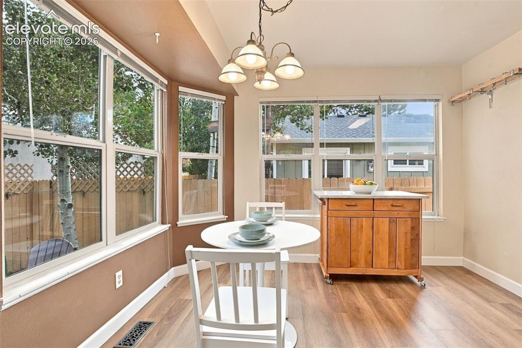 Image 13 of 50: Dining Area