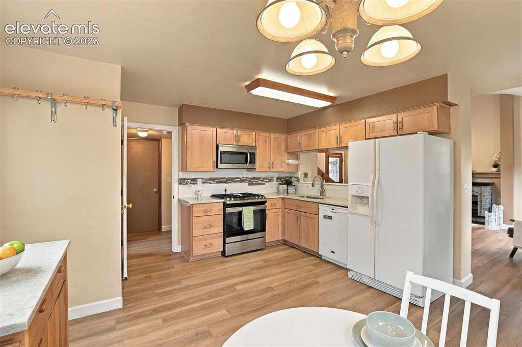 Image 14 of 50: Kitchen