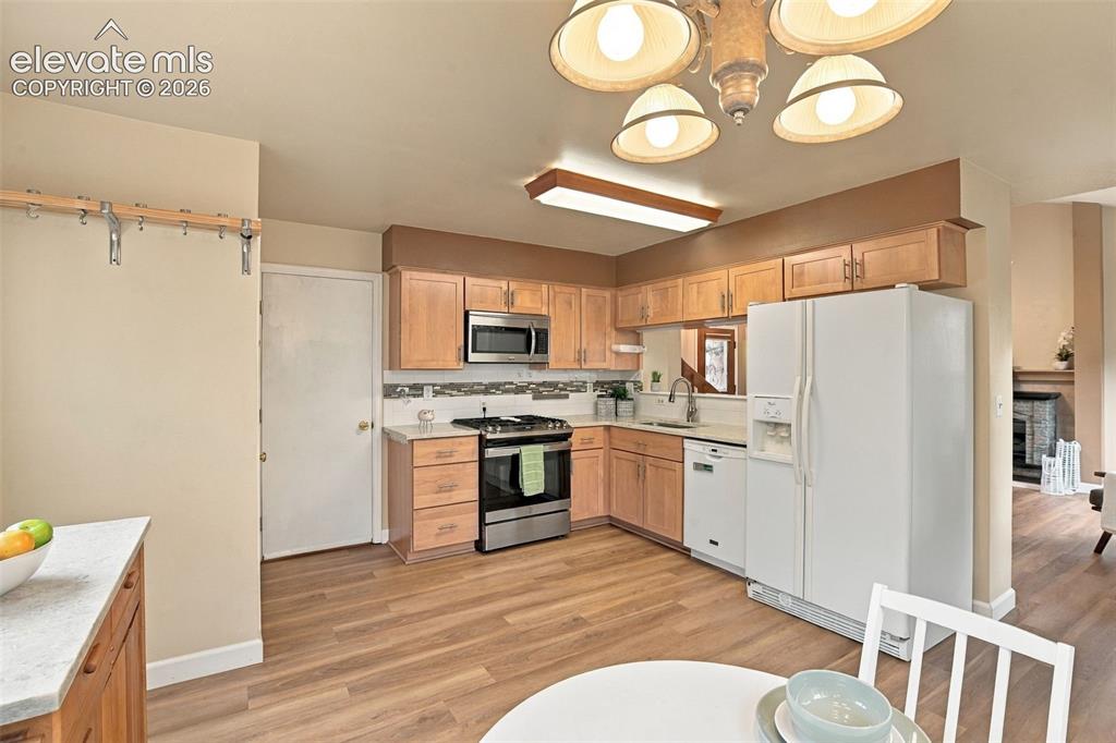 Image 15 of 50: Kitchen