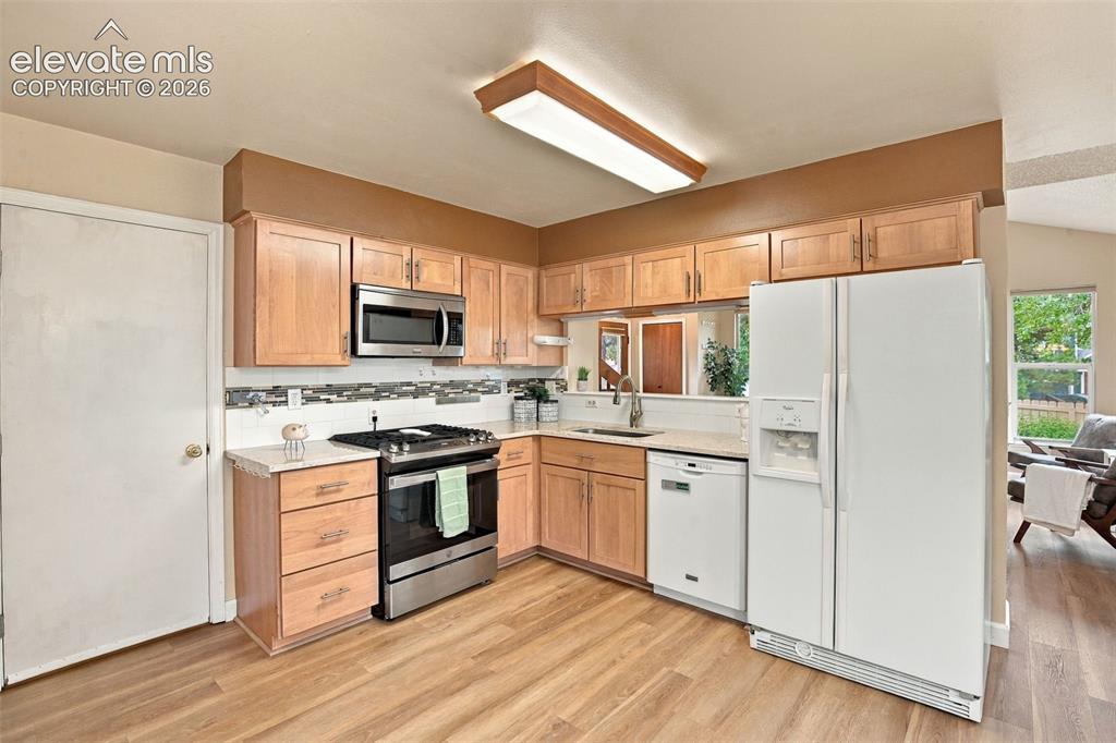 Image 16 of 50: Kitchen