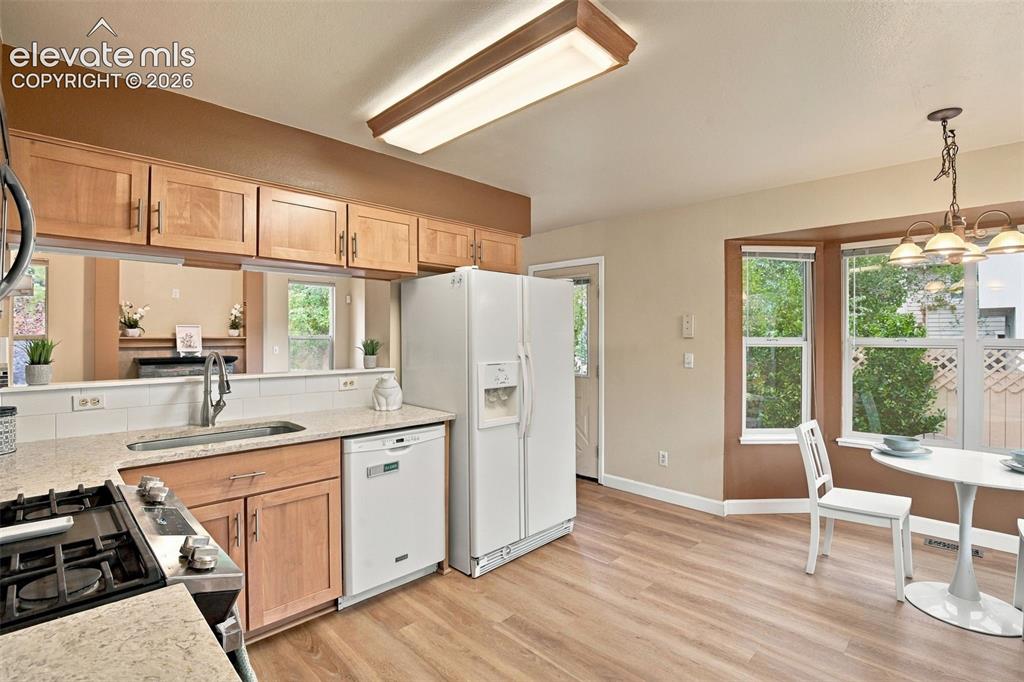 Image 17 of 50: Kitchen