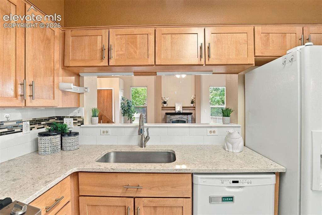 Image 18 of 50: Kitchen