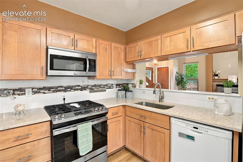 Image 19 of 50: Kitchen