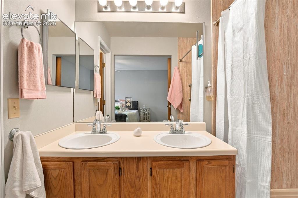 Image 39 of 50: Bathroom