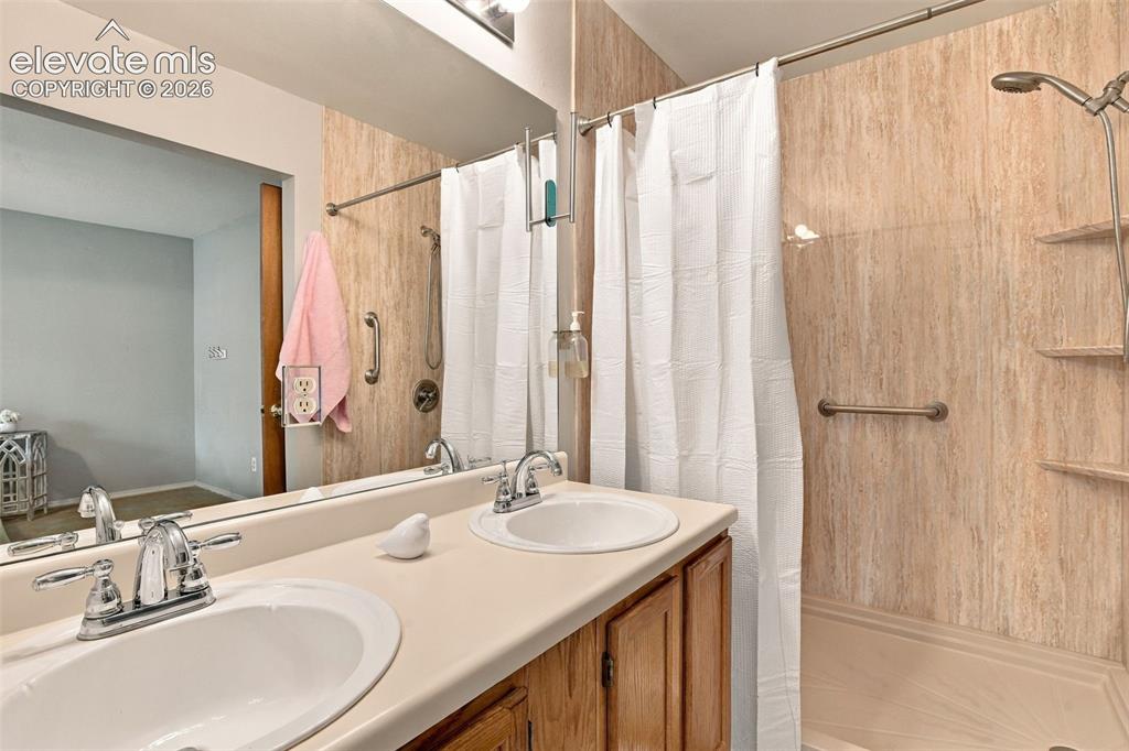 Image 40 of 50: Bathroom