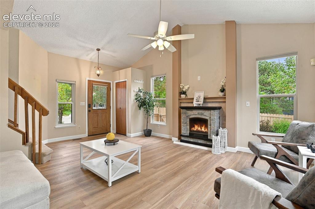 Image 8 of 50: Living Room