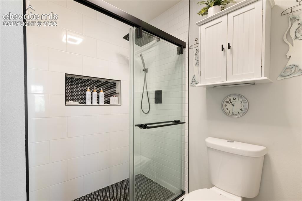 Image 14 of 45: Bathroom