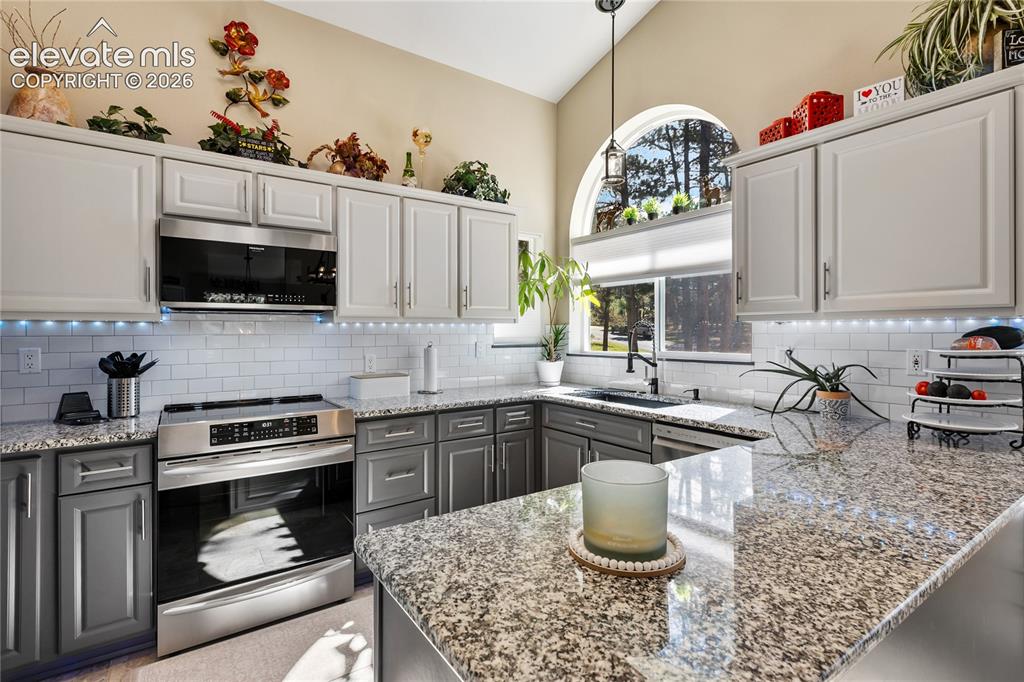 Image 16 of 45: Kitchen