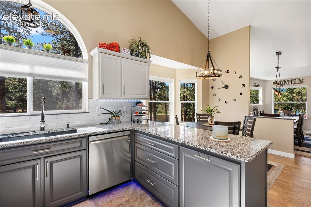 Image 17 of 45: Kitchen