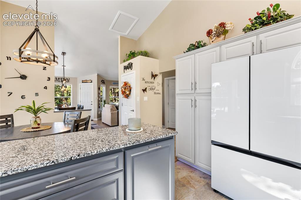 Image 18 of 45: Kitchen