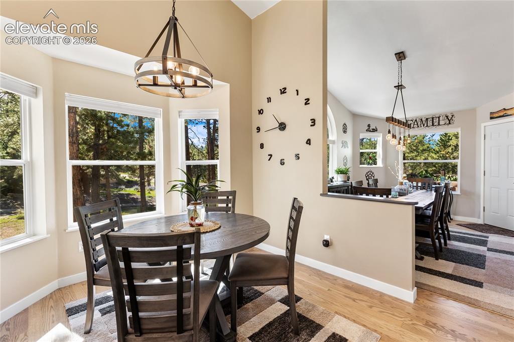 Image 22 of 45: Dining Area