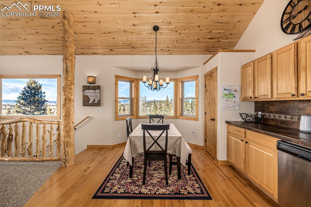 Image 17 of 50: Dining Area