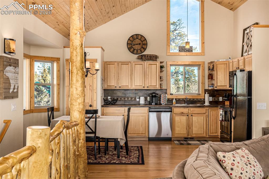 Image 18 of 50: Kitchen