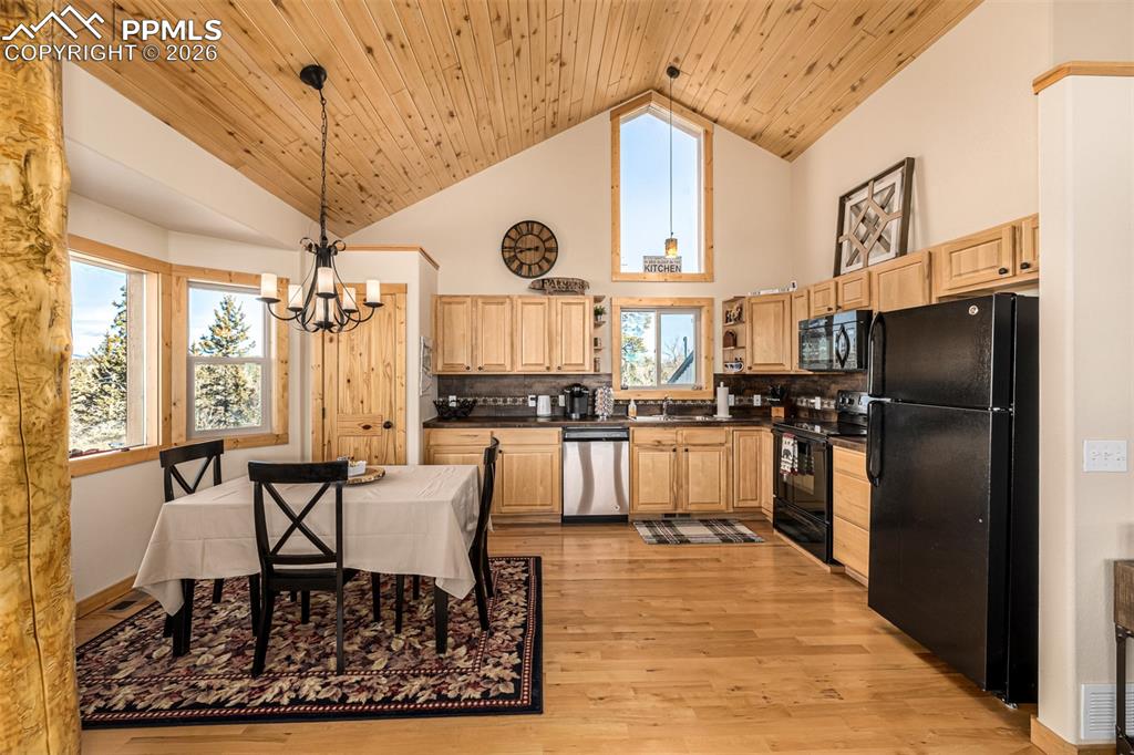 Image 20 of 50: Kitchen