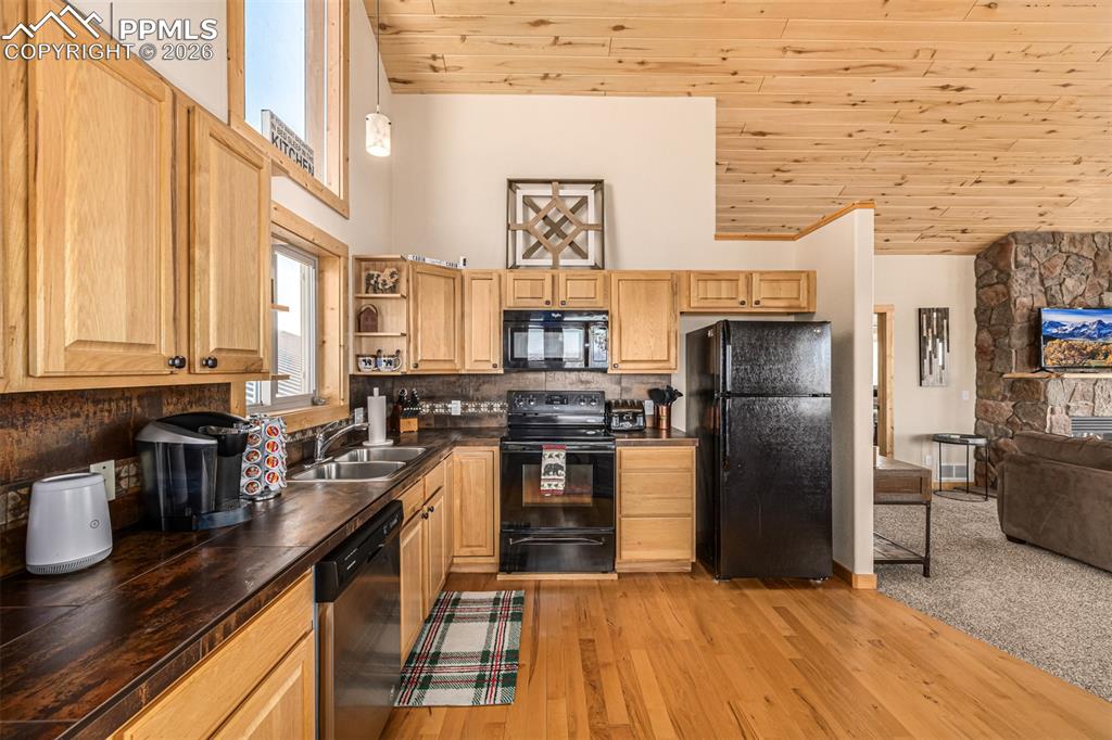 Image 21 of 50: Kitchen