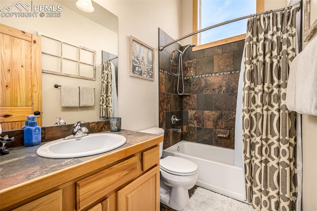 Image 30 of 50: Bathroom