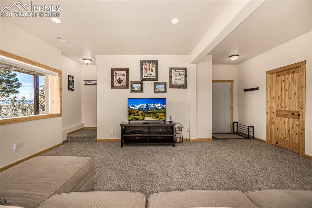 Image 33 of 50: Living Room