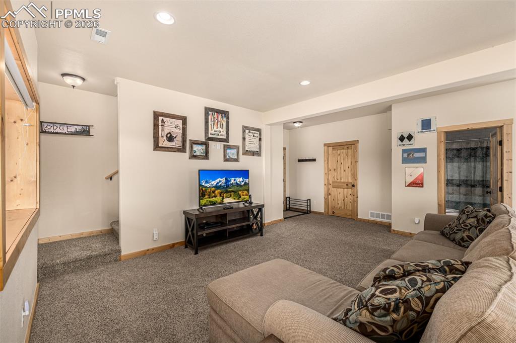 Image 34 of 50: Living Room