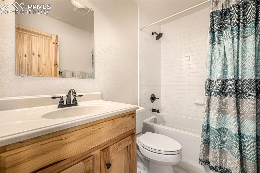 Image 40 of 50: Bathroom