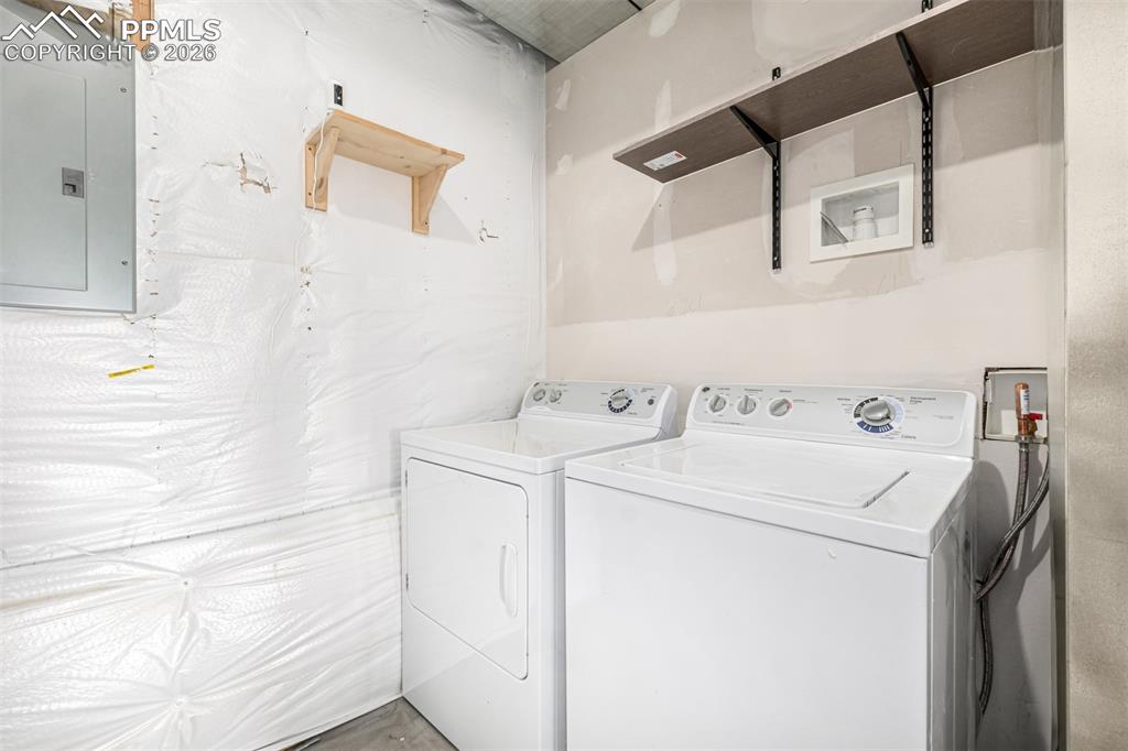 Image 41 of 50: Laundry