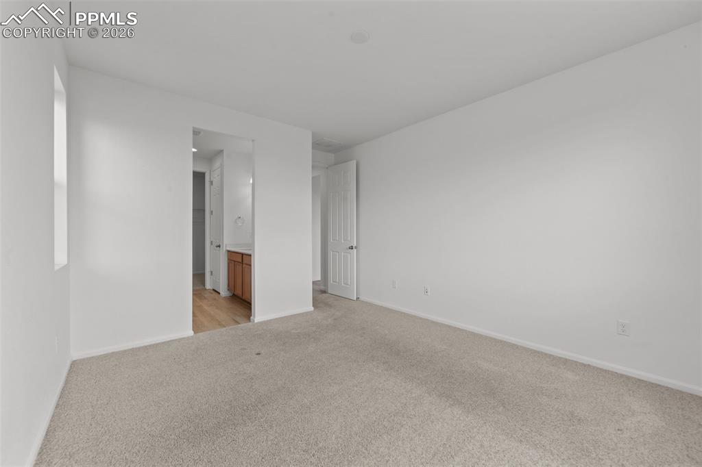 Image 10 of 20: Bedroom