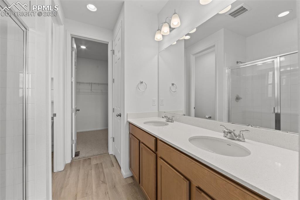 Image 11 of 20: Bathroom