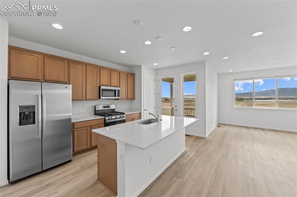 Image 7 of 20: Kitchen