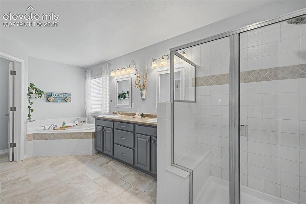Image 15 of 48: Bathroom