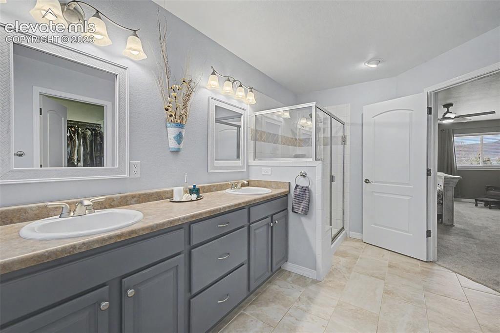 Image 16 of 48: Bathroom