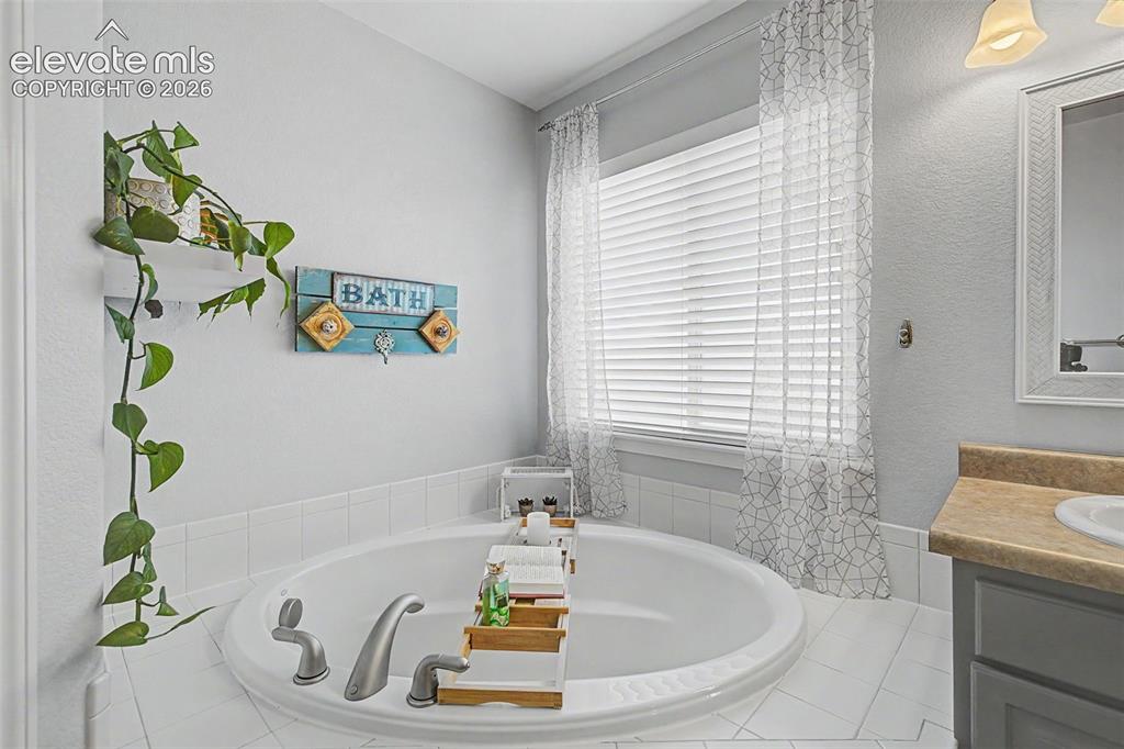 Image 17 of 48: Bathroom