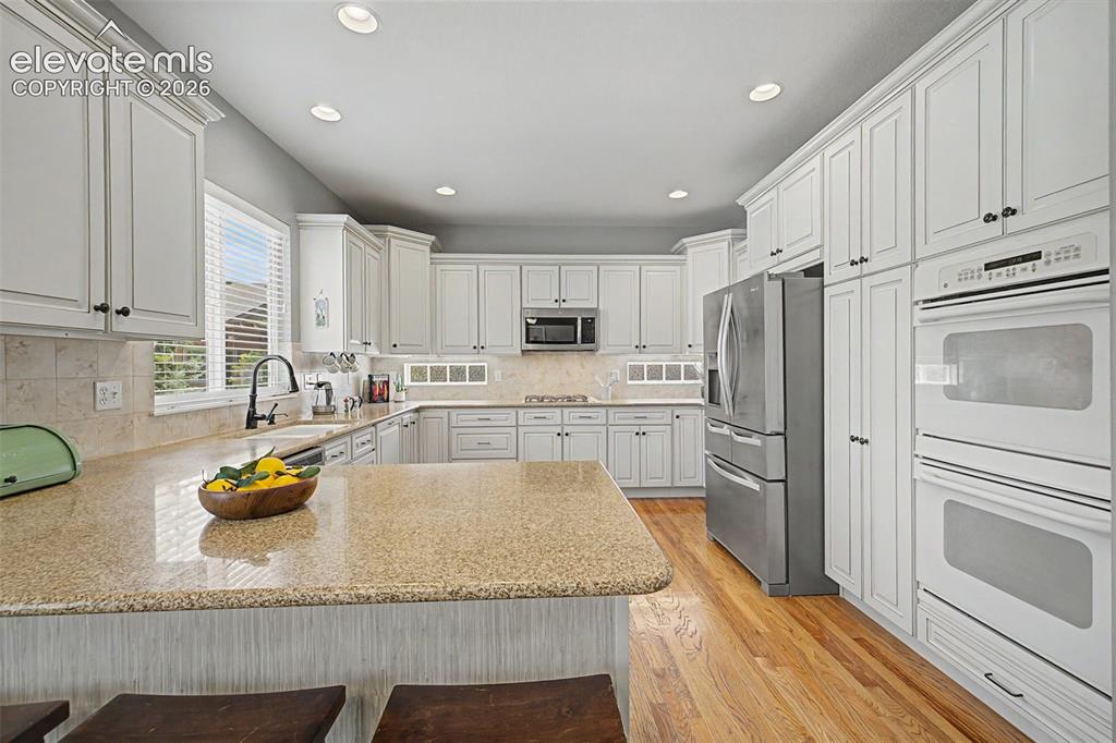Image 22 of 48: Kitchen