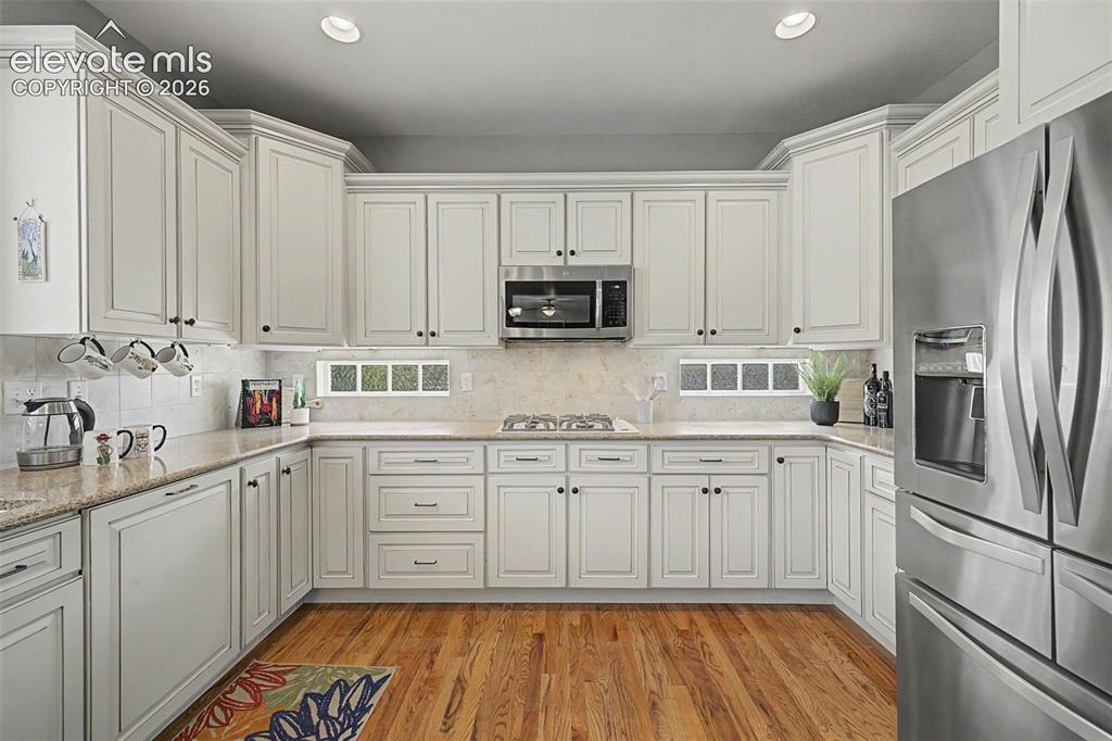 Image 23 of 48: Kitchen