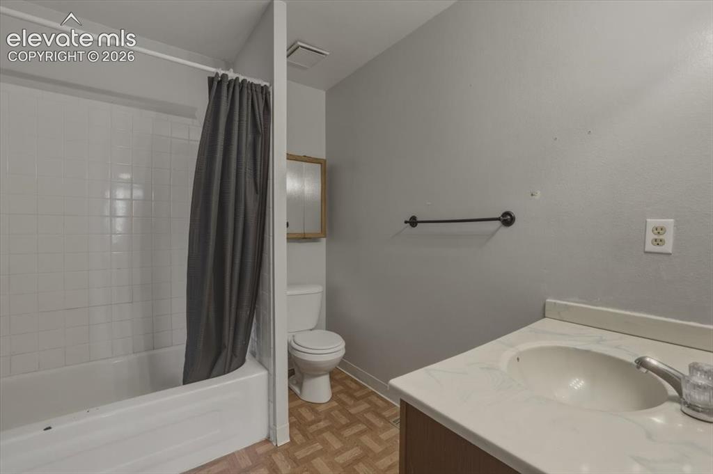 Image 10 of 21: Bathroom