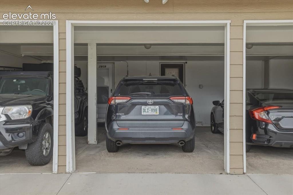 Image 16 of 21: Garage