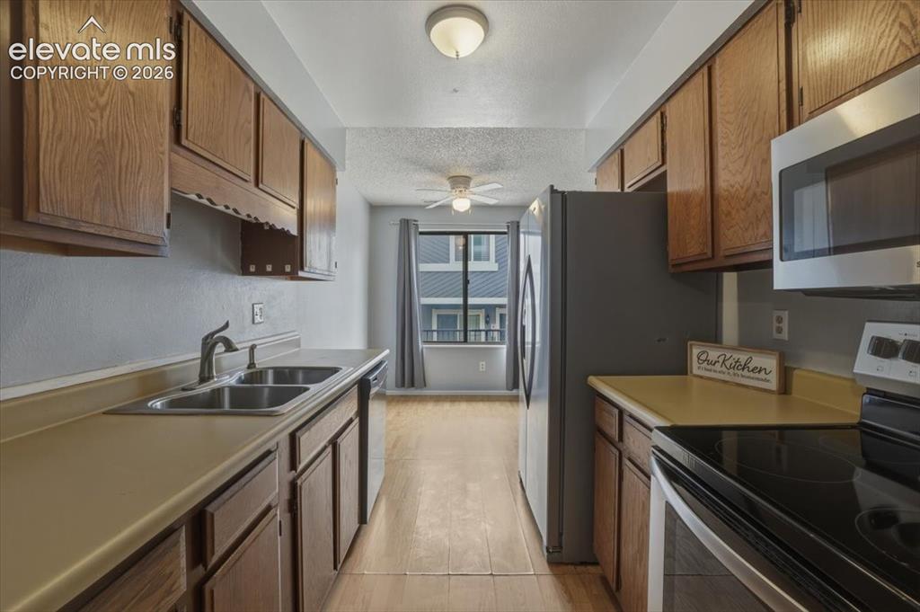 Image 6 of 21: Kitchen