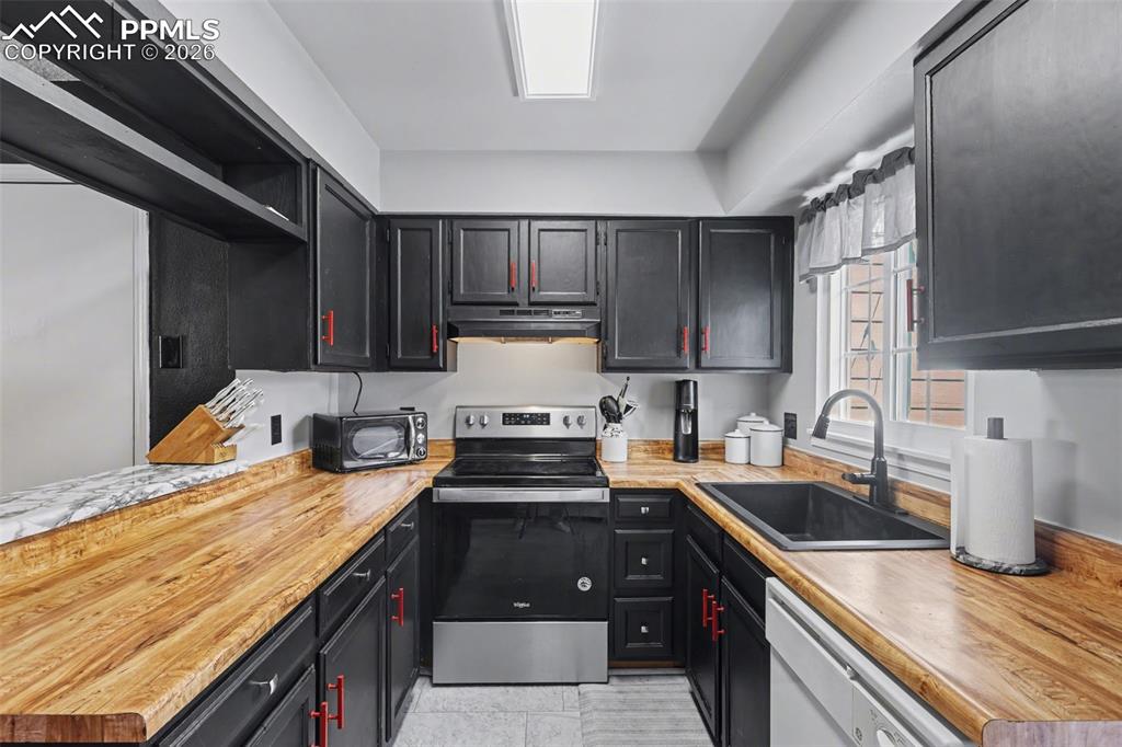 Image 10 of 28: Kitchen