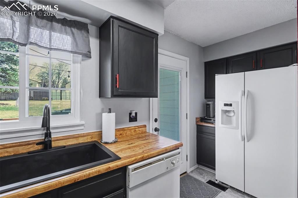 Image 11 of 28: Kitchen