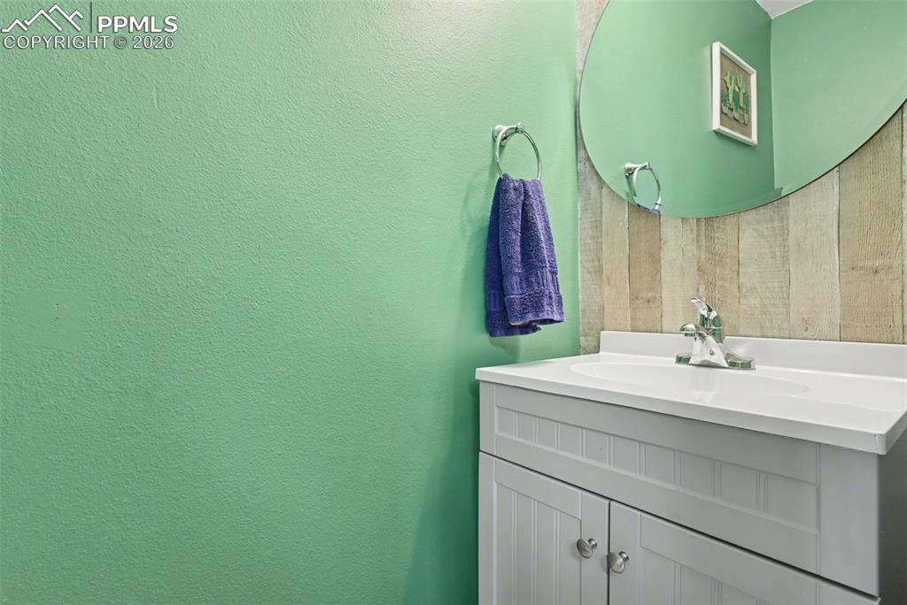 Image 13 of 28: Bathroom