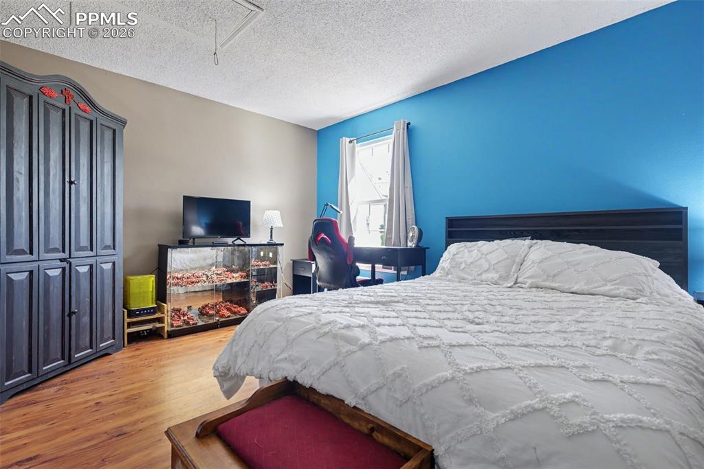 Image 18 of 28: Bedroom