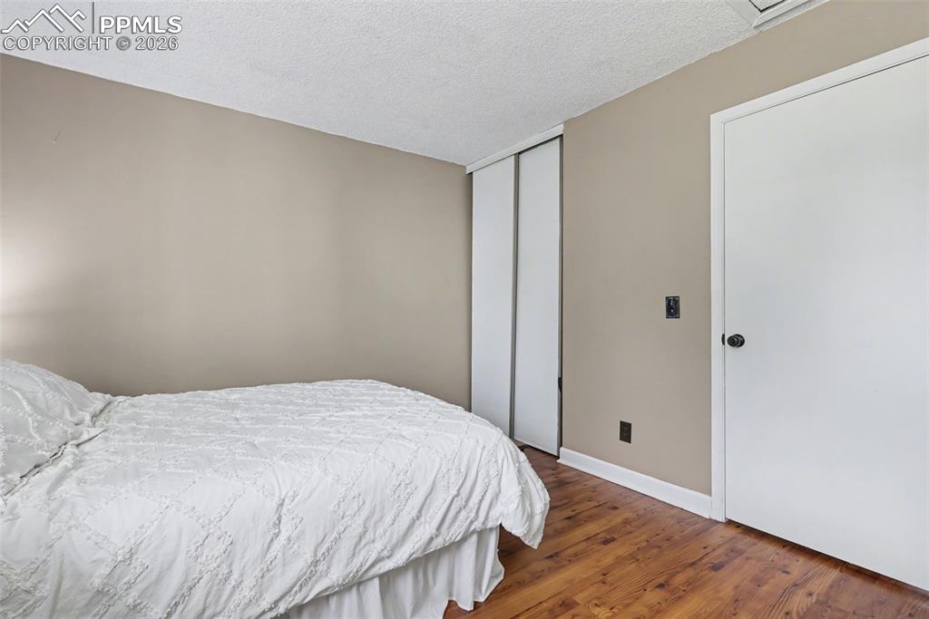 Image 19 of 28: Bedroom