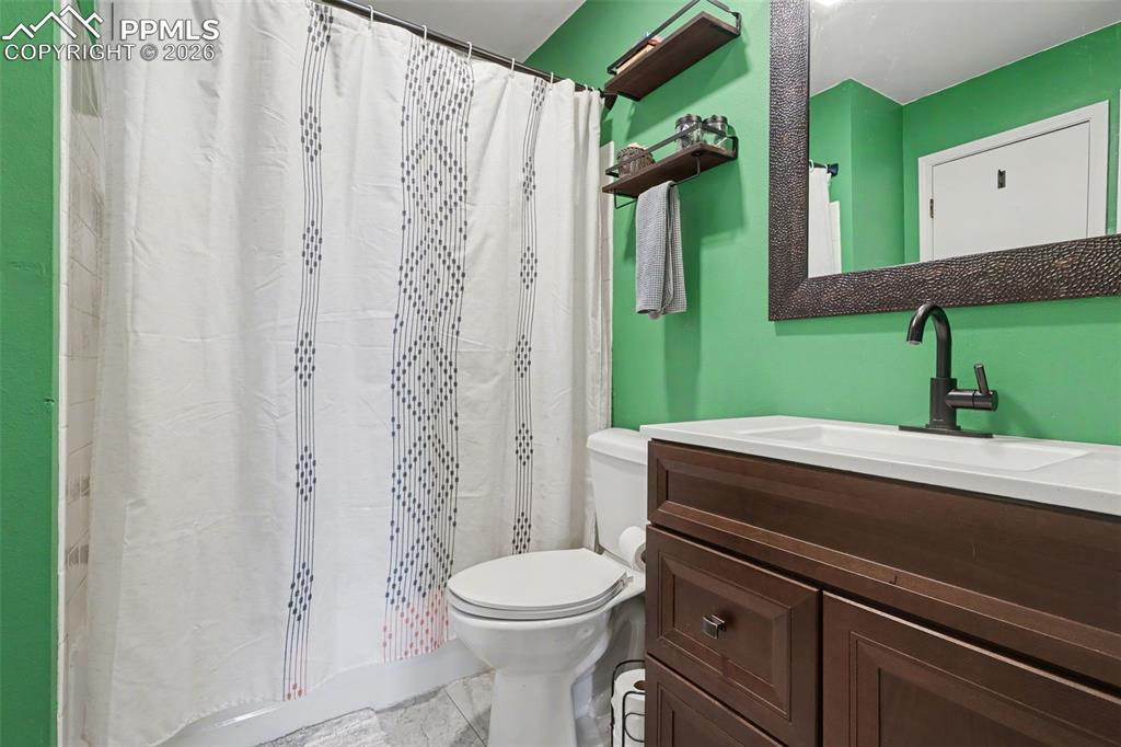 Image 20 of 28: Bathroom