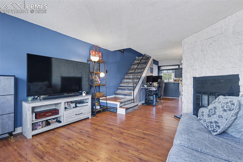 Image 4 of 28: Living Room