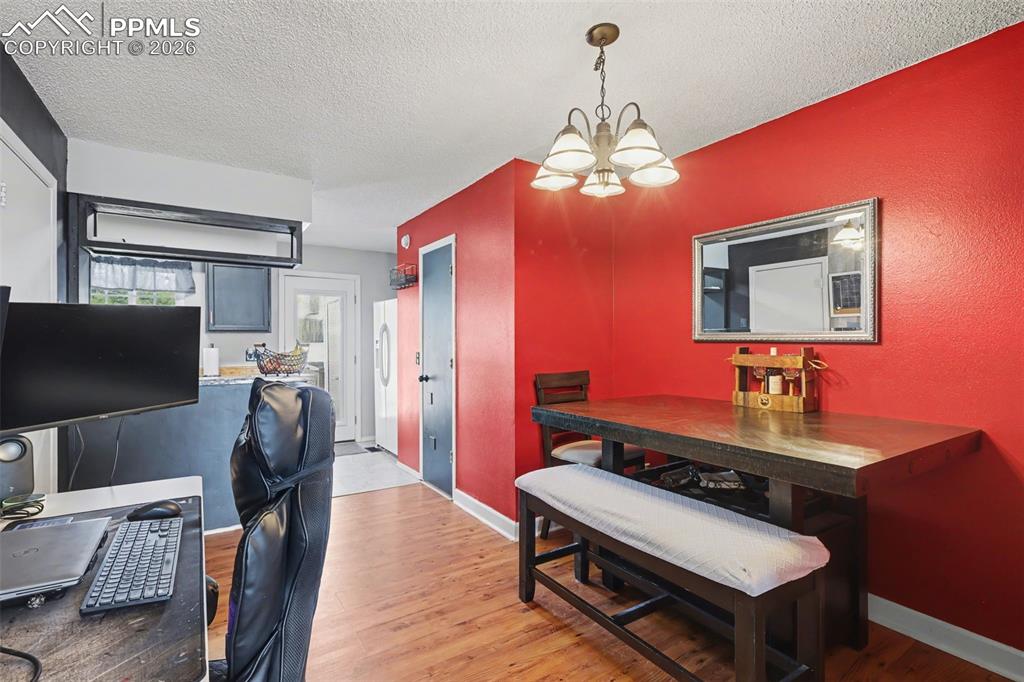 Image 6 of 28: Dining Area