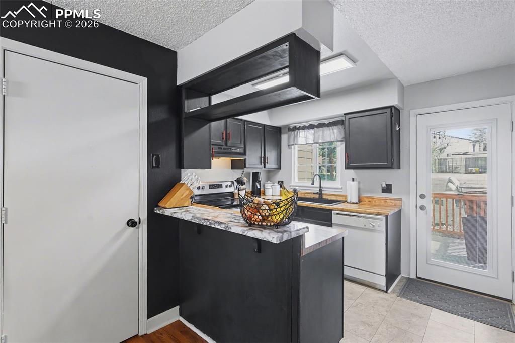 Image 8 of 28: Kitchen