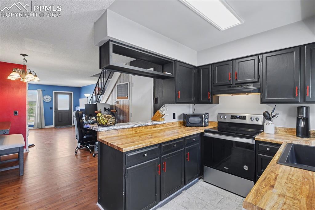 Image 9 of 28: Kitchen