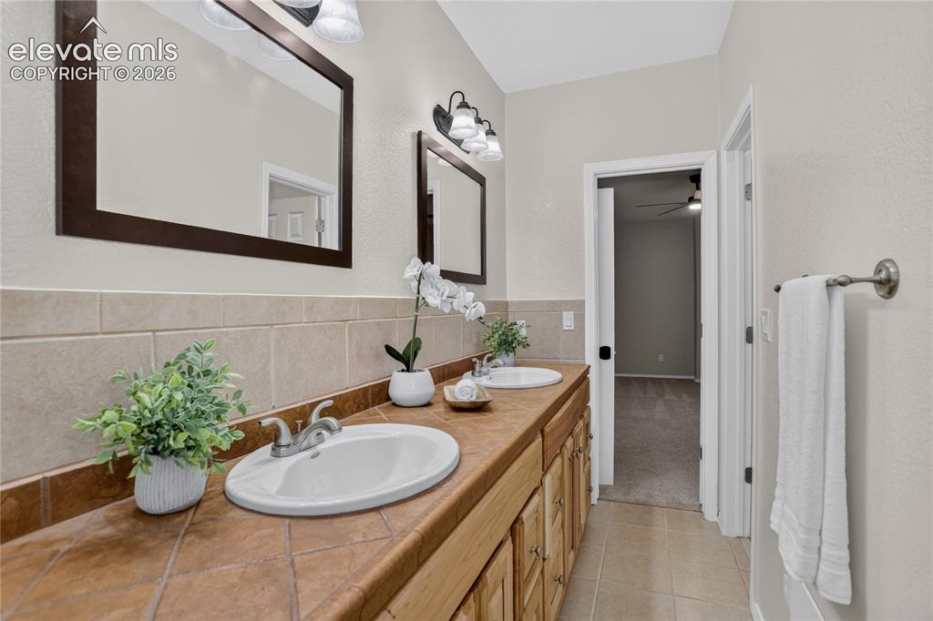 Image 29 of 37: Jack-and-Jill full bath w/ jetted tub