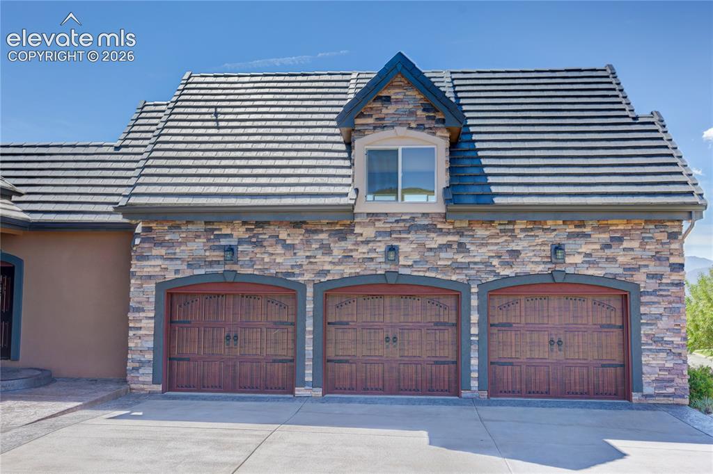 Image 35 of 37: Attached, oversized 3-car garage w/ space for workbench