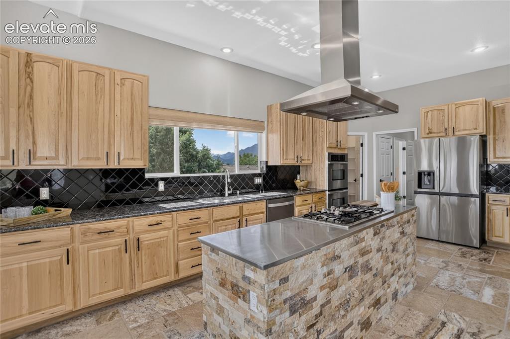 Image 8 of 37: Spacious kitchen w/ SS appliances including 5-burner gas cooktop