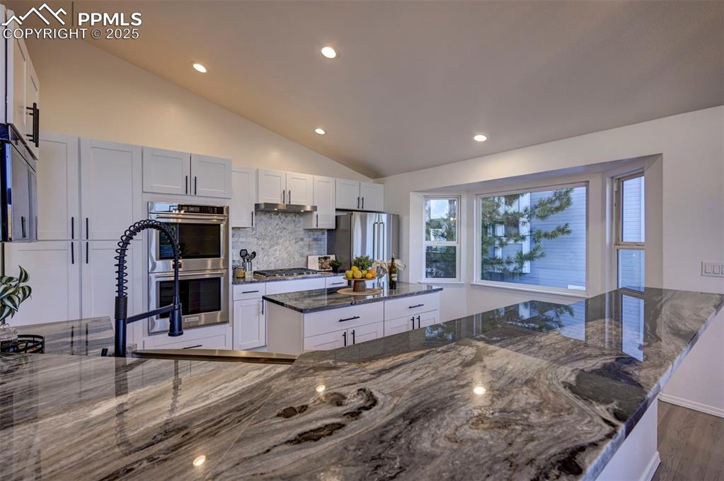 Image 14 of 50: Gorgeous quartz countertops.
