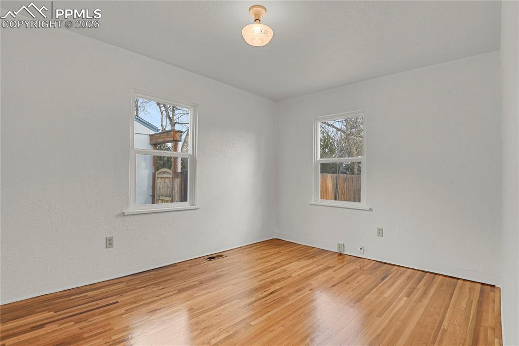 Image 29 of 29: Bedroom